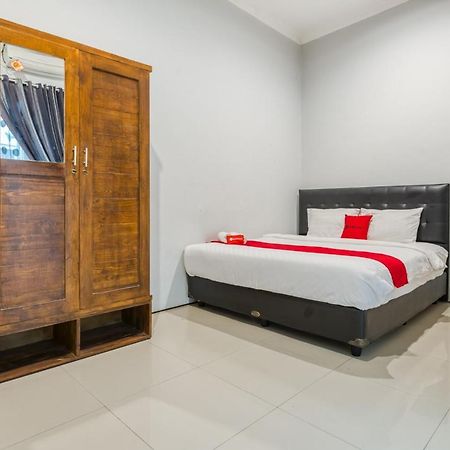 Отель Reddoorz Near Surabaya Zoo Экстерьер фото