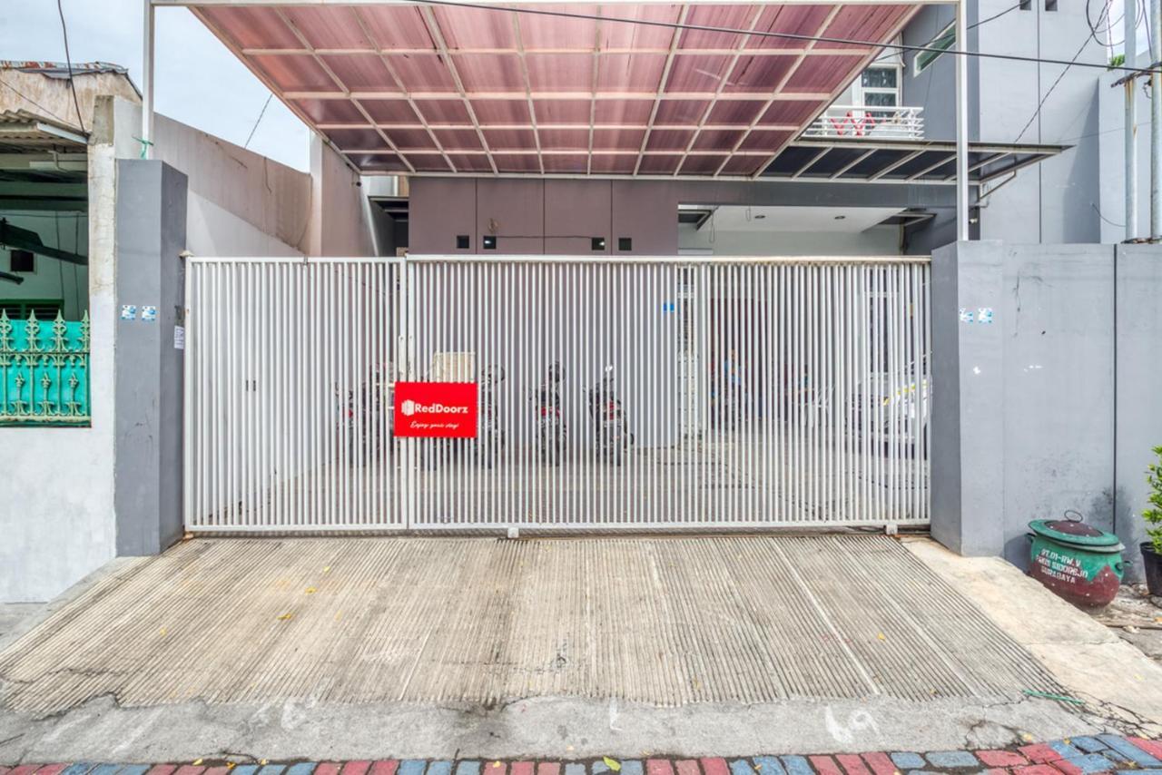 Отель Reddoorz Near Surabaya Zoo Экстерьер фото
