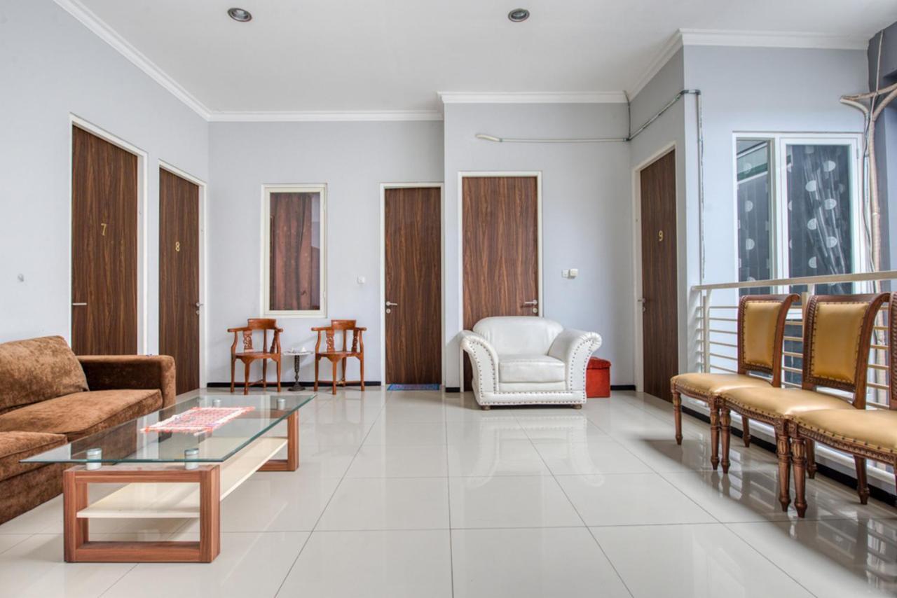 Отель Reddoorz Near Surabaya Zoo Экстерьер фото