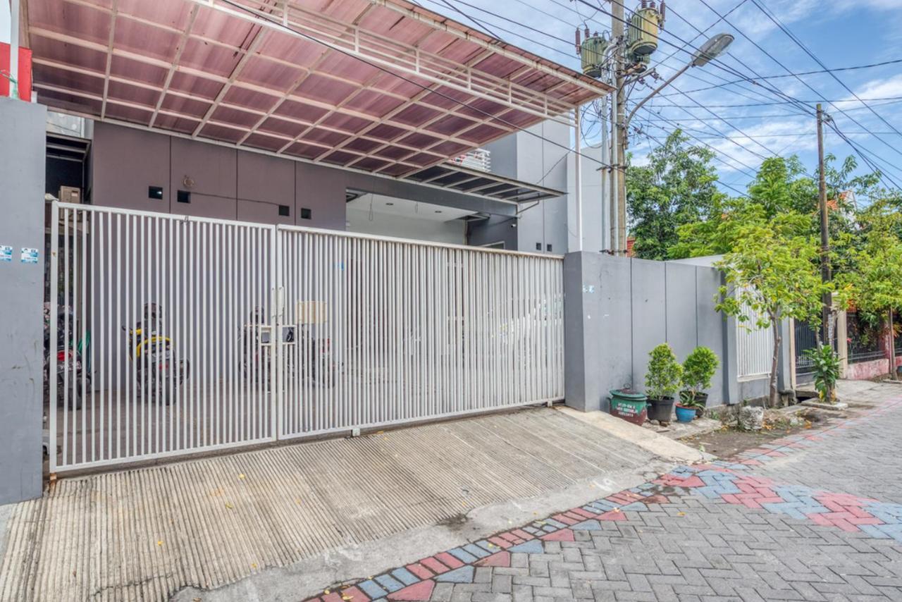 Отель Reddoorz Near Surabaya Zoo Экстерьер фото