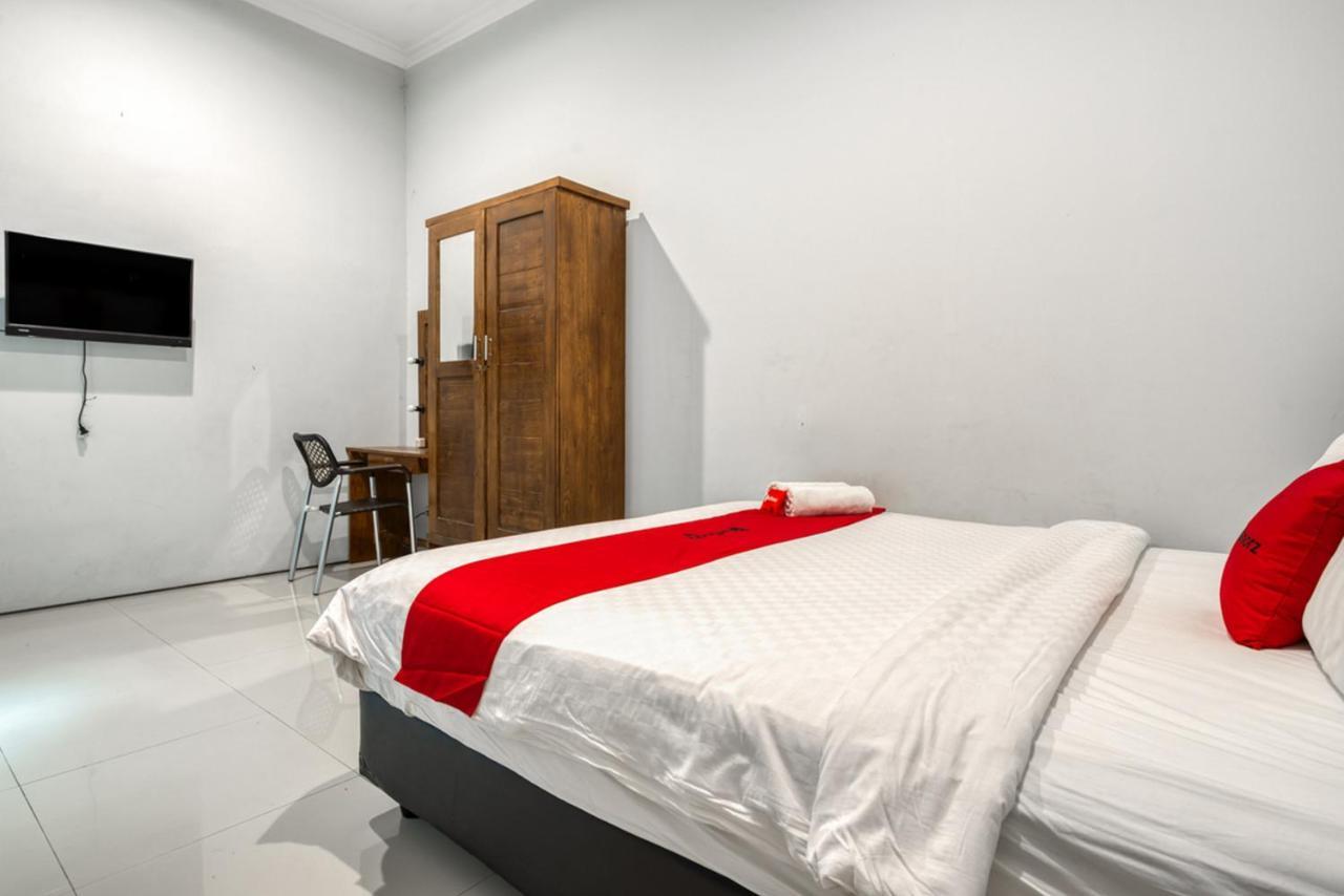 Отель Reddoorz Near Surabaya Zoo Экстерьер фото