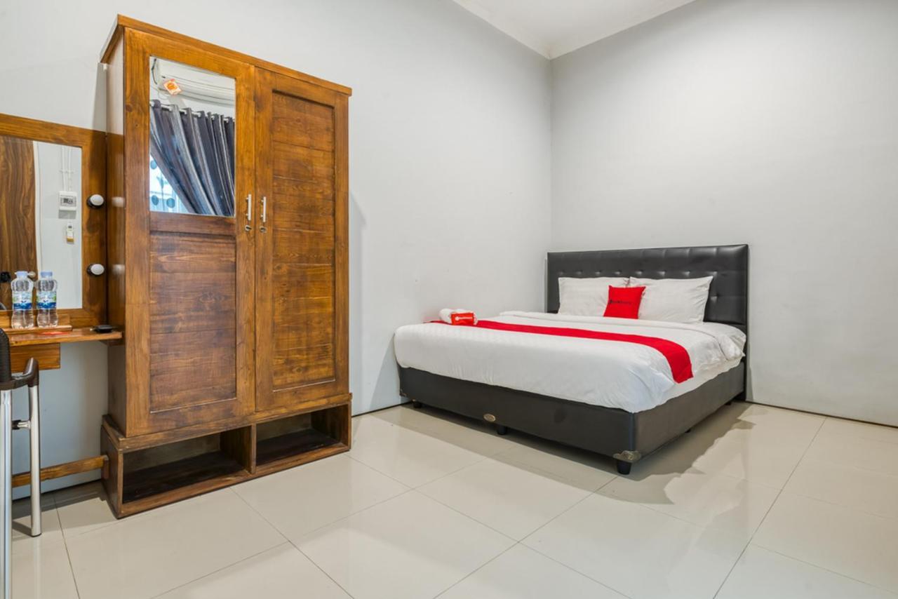 Отель Reddoorz Near Surabaya Zoo Экстерьер фото