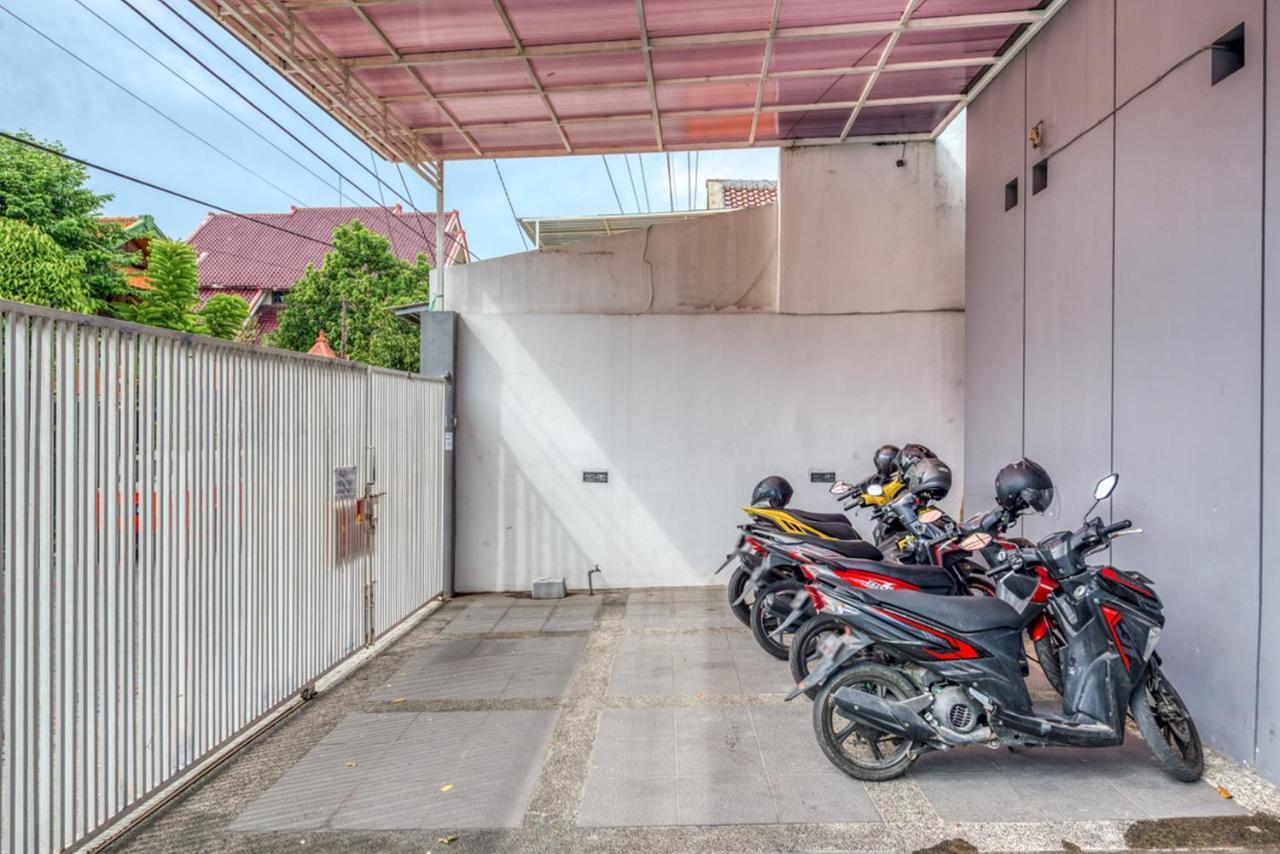 Отель Reddoorz Near Surabaya Zoo Экстерьер фото